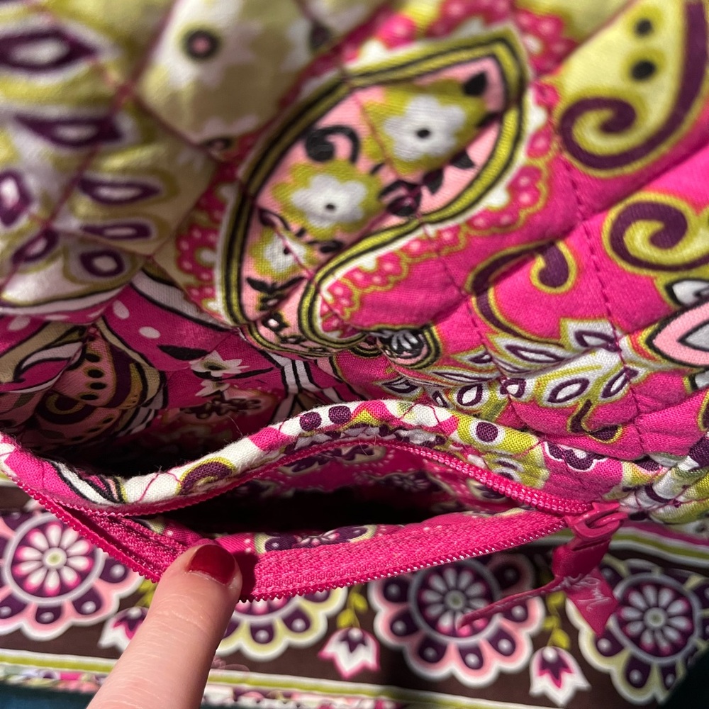 Vera Bradley [RETIRED] Very Berry Paisley On The Go Cinched Shoulder Bag - Picture 7 of 11